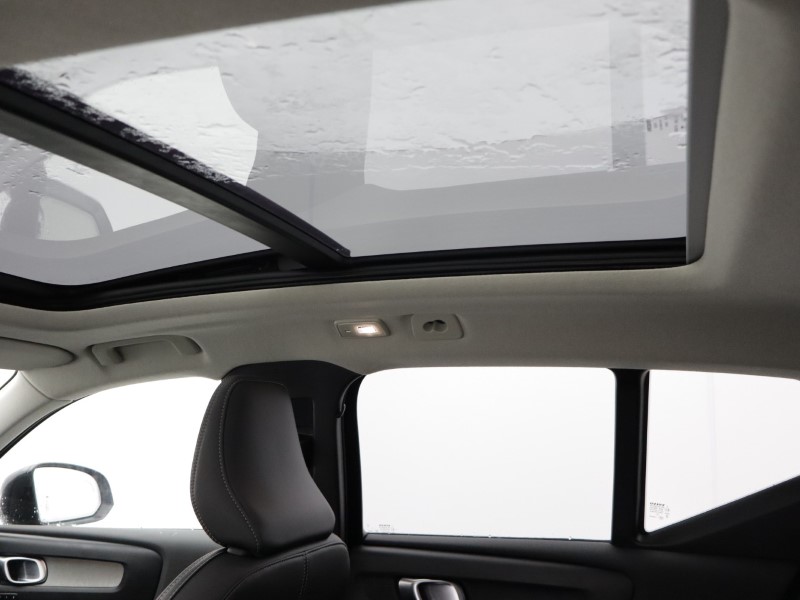 2025 (75) VOLVO XC40 2.0 B4P Ultra Dark 5dr Auto *VAT QUALIFYING* 5137960