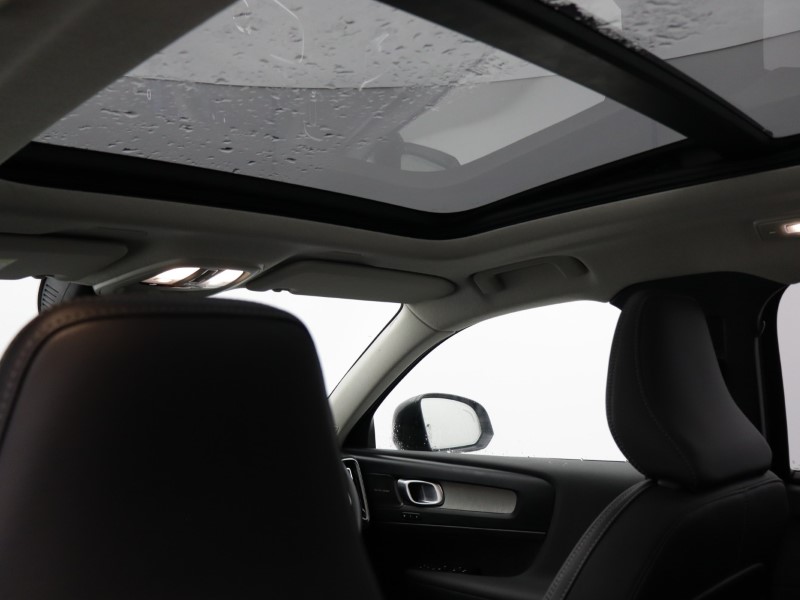 2025 (75) VOLVO XC40 2.0 B4P Ultra Dark 5dr Auto *VAT QUALIFYING* 5137961