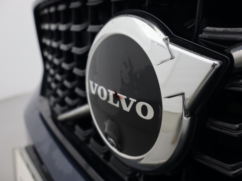2025 (75) VOLVO XC40 2.0 B4P Ultra Dark 5dr Auto *VAT QUALIFYING* 5137942