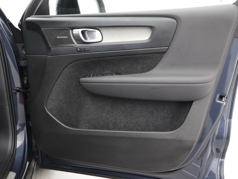 2025 (75) VOLVO XC40 2.0 B4P Ultra Dark 5dr Auto *VAT QUALIFYING* 5137955