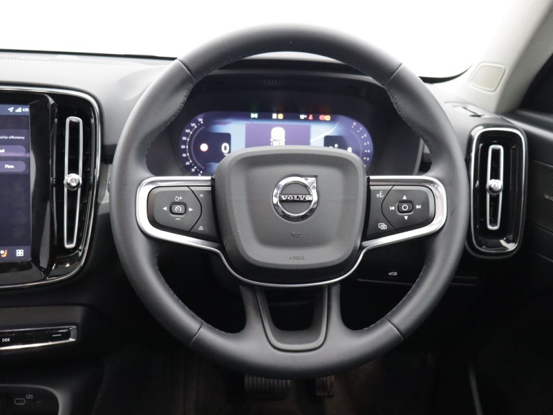 2025 (75) VOLVO XC40 2.0 B4P Ultra Dark 5dr Auto *VAT QUALIFYING* 5137968