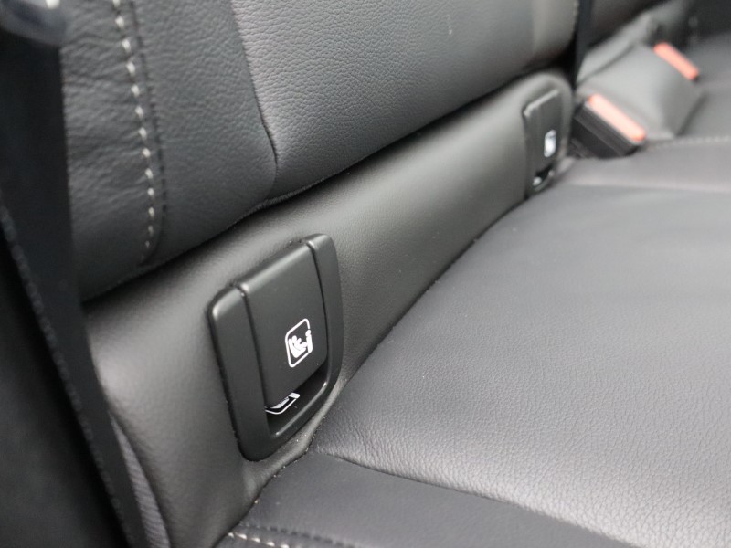 2025 (75) VOLVO XC40 2.0 B4P Ultra Dark 5dr Auto *VAT QUALIFYING* 5137964