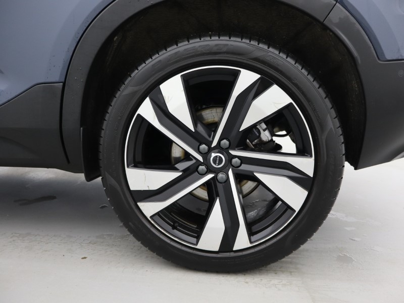 2025 (75) VOLVO XC40 2.0 B4P Ultra Dark 5dr Auto *VAT QUALIFYING* 5137951