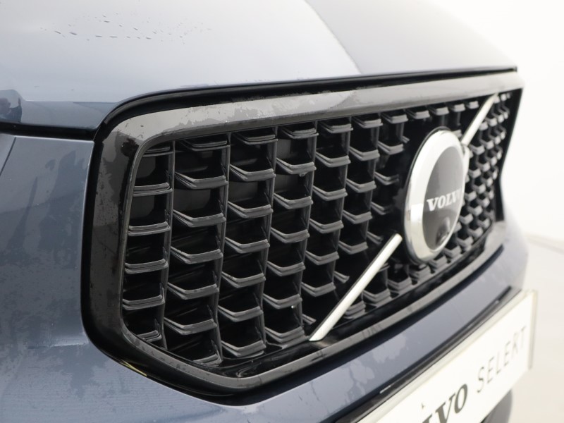 2025 (75) VOLVO XC40 2.0 B4P Ultra Dark 5dr Auto *VAT QUALIFYING* 5137940