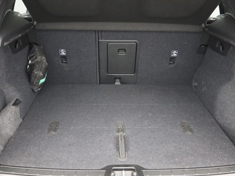 2025 (75) VOLVO XC40 2.0 B4P Ultra Dark 5dr Auto *VAT QUALIFYING* 5137948