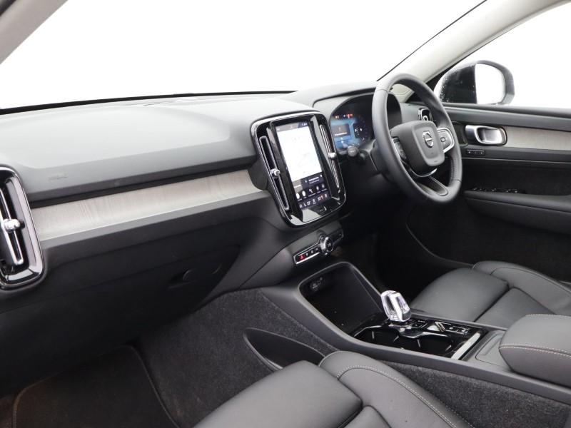 2025 (75) VOLVO XC40 2.0 B4P Ultra Dark 5dr Auto *VAT QUALIFYING* 5137958
