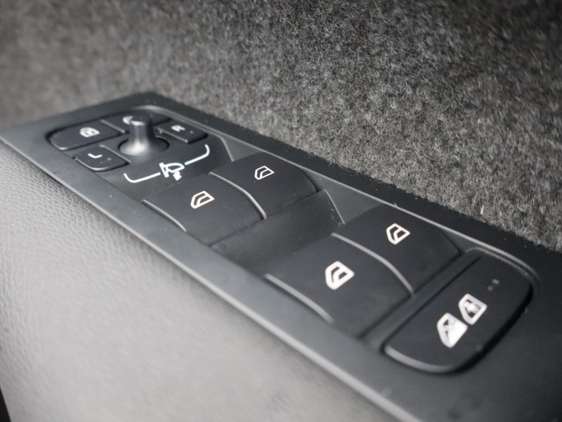 2025 (75) VOLVO XC40 2.0 B4P Ultra Dark 5dr Auto *VAT QUALIFYING* 5146978