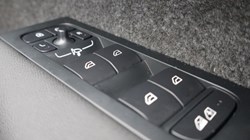 2025 (75) VOLVO XC40 2.0 B4P Ultra Dark 5dr Auto *VAT QUALIFYING* 5146978