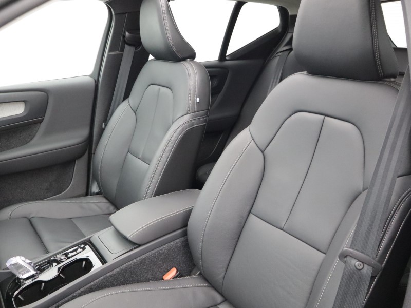 2025 (75) VOLVO XC40 2.0 B4P Ultra Dark 5dr Auto *VAT QUALIFYING* 5146986