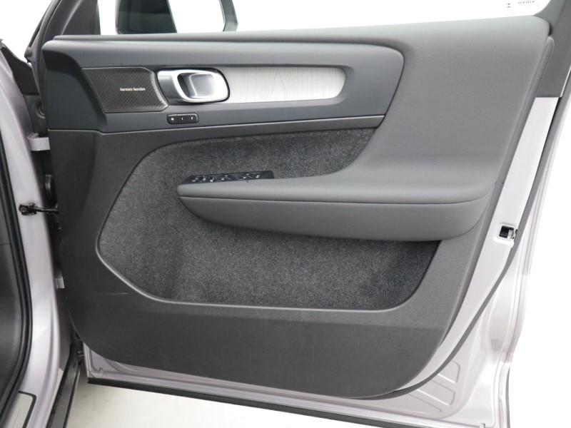 2025 (75) VOLVO XC40 2.0 B4P Ultra Dark 5dr Auto *VAT QUALIFYING* 5146976