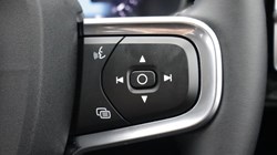 2025 (75) VOLVO XC40 2.0 B4P Ultra Dark 5dr Auto *VAT QUALIFYING* 5146997