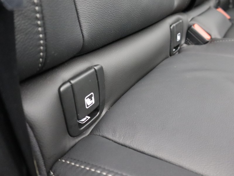 2025 (75) VOLVO XC40 2.0 B4P Ultra Dark 5dr Auto *VAT QUALIFYING* 5146991