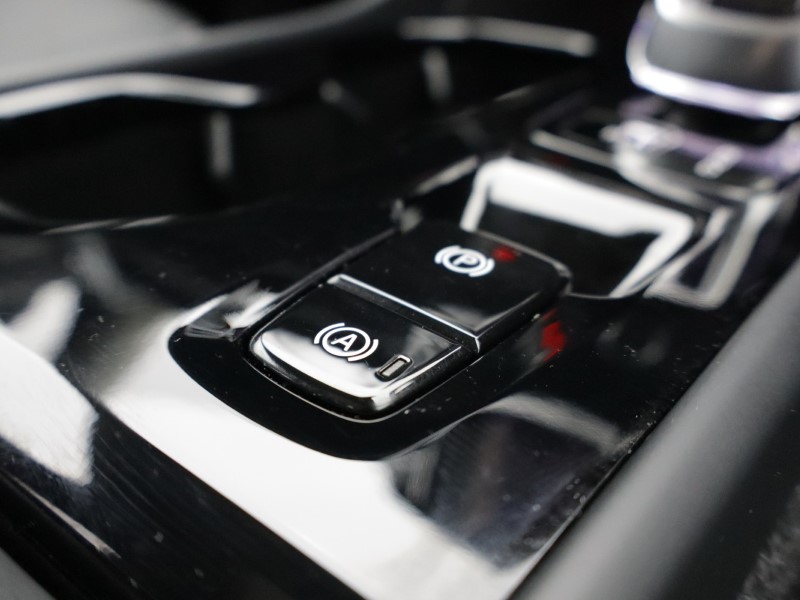 2025 (75) VOLVO XC40 2.0 B4P Ultra Dark 5dr Auto *VAT QUALIFYING* 5147007