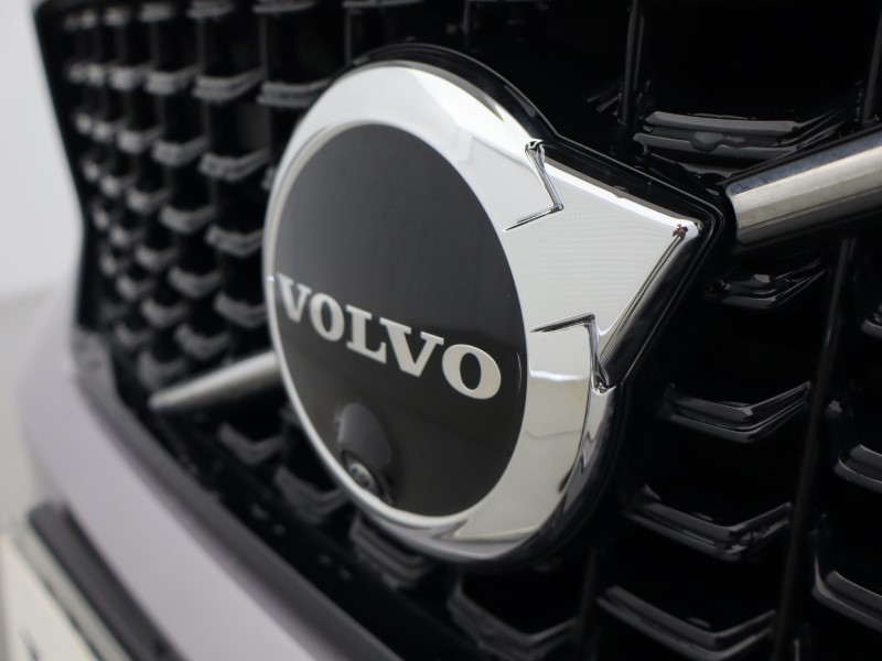 2025 (75) VOLVO XC40 2.0 B4P Ultra Dark 5dr Auto *VAT QUALIFYING* 5146963