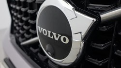 2025 (75) VOLVO XC40 2.0 B4P Ultra Dark 5dr Auto *VAT QUALIFYING* 5146963