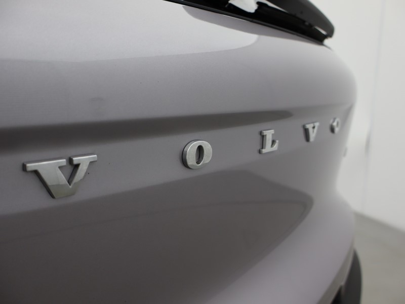 2025 (75) VOLVO XC40 2.0 B4P Ultra Dark 5dr Auto *VAT QUALIFYING* 5146967