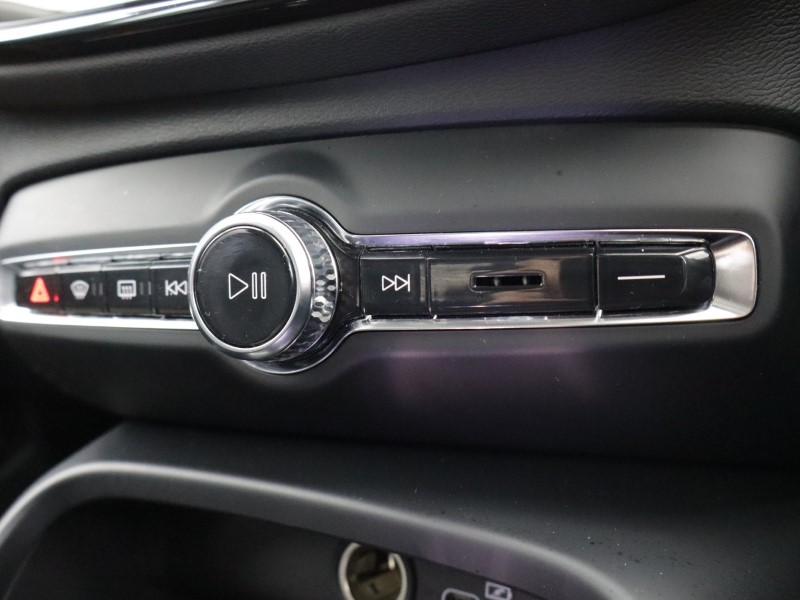 2025 (75) VOLVO XC40 2.0 B4P Ultra Dark 5dr Auto *VAT QUALIFYING* 5147005