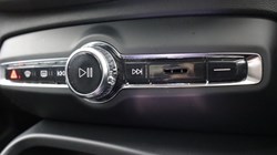 2025 (75) VOLVO XC40 2.0 B4P Ultra Dark 5dr Auto *VAT QUALIFYING* 5147005