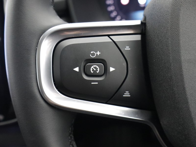 2025 (75) VOLVO XC40 2.0 B4P Ultra Dark 5dr Auto *VAT QUALIFYING* 5146996