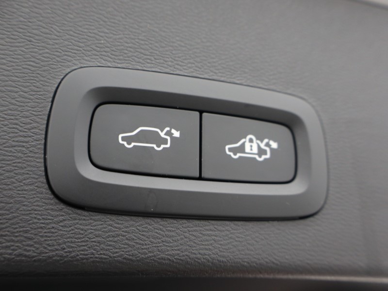 2025 (75) VOLVO XC40 2.0 B4P Ultra Dark 5dr Auto *VAT QUALIFYING* 5146970