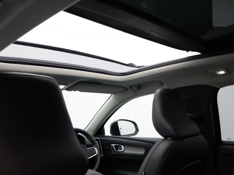 2025 (75) VOLVO XC40 2.0 B4P Ultra Dark 5dr Auto *VAT QUALIFYING* 5146985