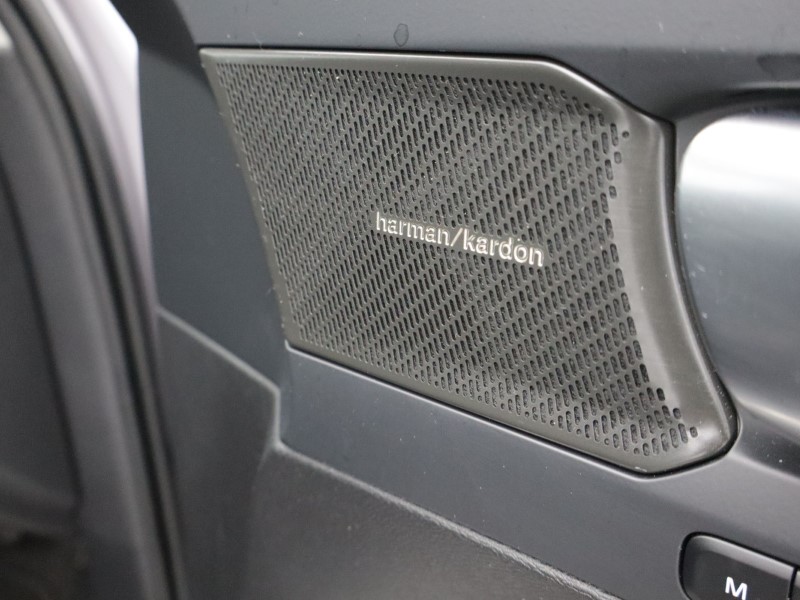 2025 (75) VOLVO XC40 2.0 B4P Ultra Dark 5dr Auto *VAT QUALIFYING* 5146977