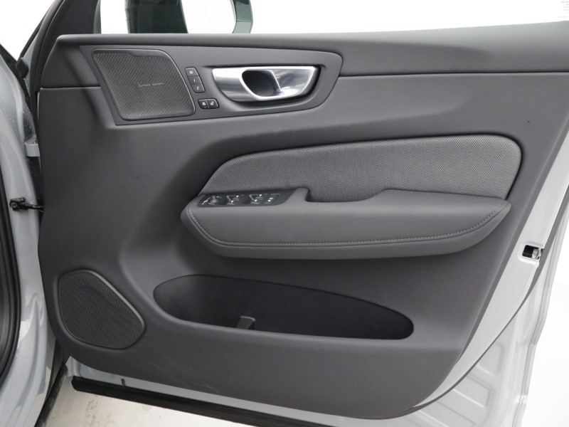 2025 (75) VOLVO XC60 2.0 B5P Plus Black Edition 5dr AWD Geartronic *VAT QUALIFYING* 5148867