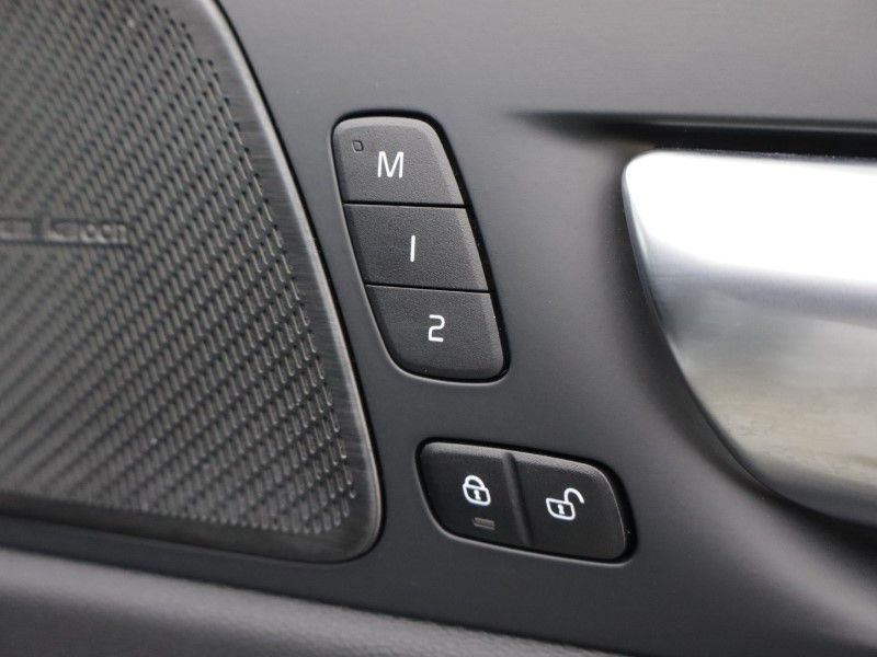 2025 (75) VOLVO XC60 2.0 B5P Plus Black Edition 5dr AWD Geartronic *VAT QUALIFYING* 5148871