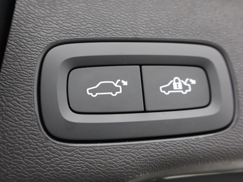 2025 (75) VOLVO XC60 2.0 B5P Plus Black Edition 5dr AWD Geartronic *VAT QUALIFYING* 5148860