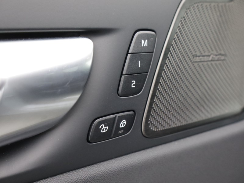 2025 (75) VOLVO XC60 2.0 B5P Plus Black Edition 5dr AWD Geartronic *VAT QUALIFYING* 5148879