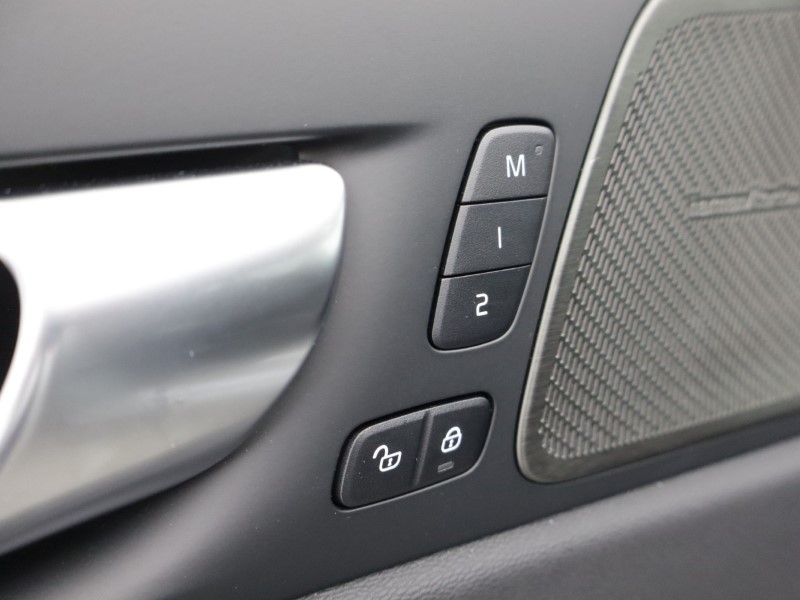 2025 (75) VOLVO XC60 2.0 B5P Plus Black Edition 5dr AWD Geartronic *VAT QUALIFYING* 5137798