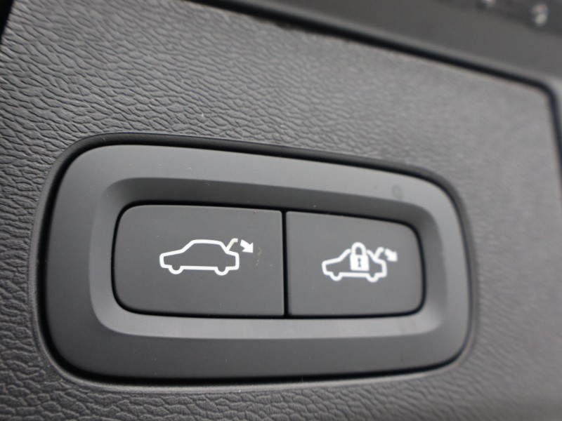 2025 (75) VOLVO XC60 2.0 B5P Plus Black Edition 5dr AWD Geartronic *VAT QUALIFYING* 5137779