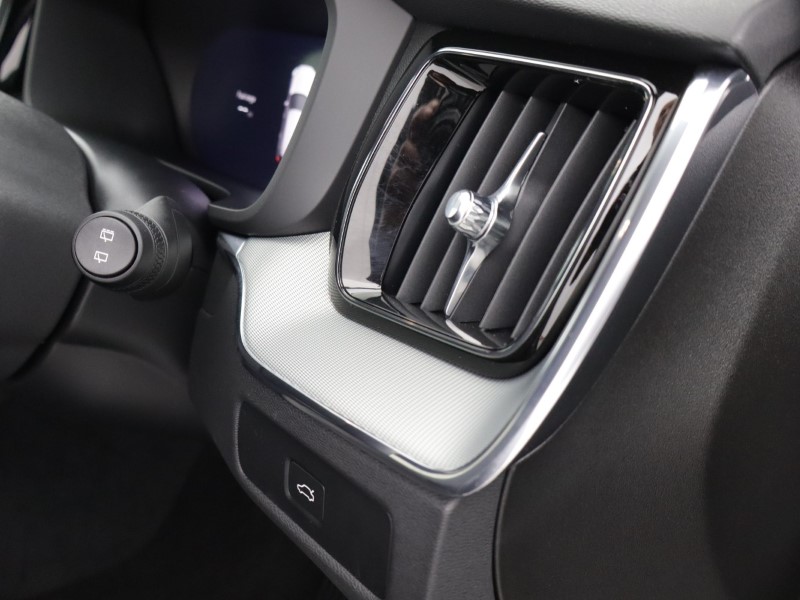 2025 (75) VOLVO XC60 2.0 B5P Plus Black Edition 5dr AWD Geartronic *VAT QUALIFYING* 5137790