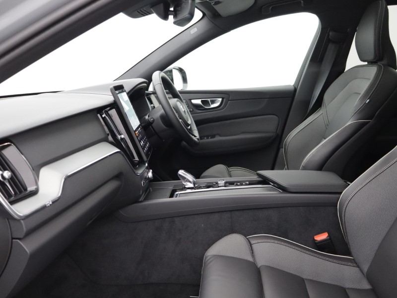 2025 (75) VOLVO XC60 2.0 B5P Plus Black Edition 5dr AWD Geartronic *VAT QUALIFYING* 5141223