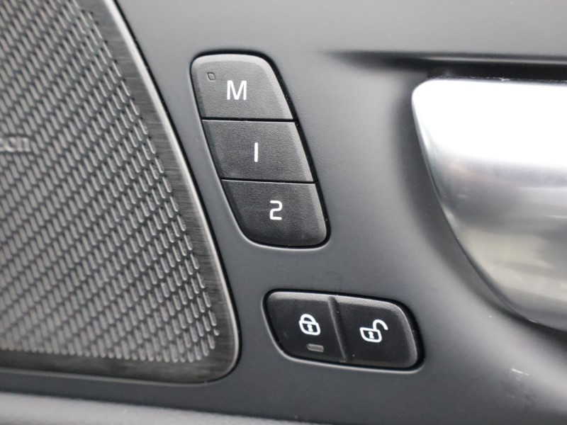 2025 (75) VOLVO XC60 2.0 B5P Plus Black Edition 5dr AWD Geartronic *VAT QUALIFYING* 5143104