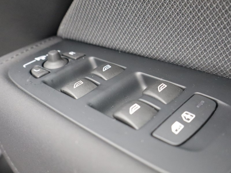 2025 (75) VOLVO XC60 2.0 B5P Plus Black Edition 5dr AWD Geartronic *VAT QUALIFYING* 5143102