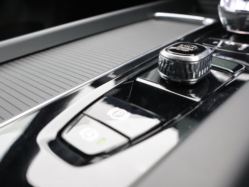 2025 (75) VOLVO XC60 2.0 B5P Plus Black Edition 5dr AWD Geartronic *VAT QUALIFYING* 5143132