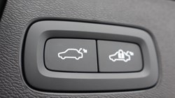 2025 (75) VOLVO XC60 2.0 B5P Plus Black Edition 5dr AWD Geartronic *VAT QUALIFYING* 5143090