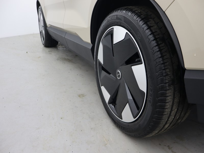 2025 (75) VOLVO EX30 315kW Twin Motor Performance Plus 69kWh 5dr Auto 5238442