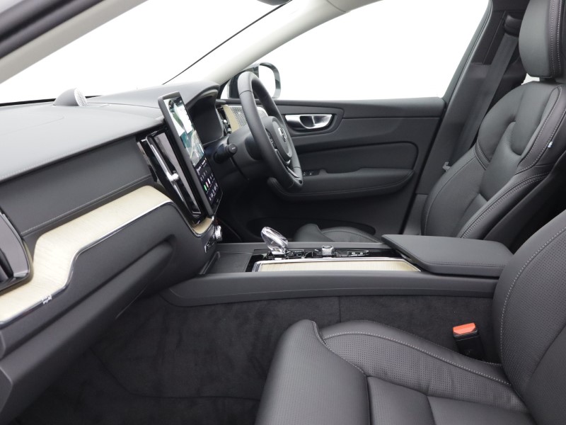 2026 (26) VOLVO XC60 2.0 B5P Ultra Dark 5dr AWD Geartronic 5436155