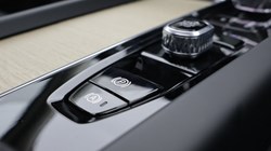 2026 (26) VOLVO XC60 2.0 B5P Ultra Dark 5dr AWD Geartronic 5436180