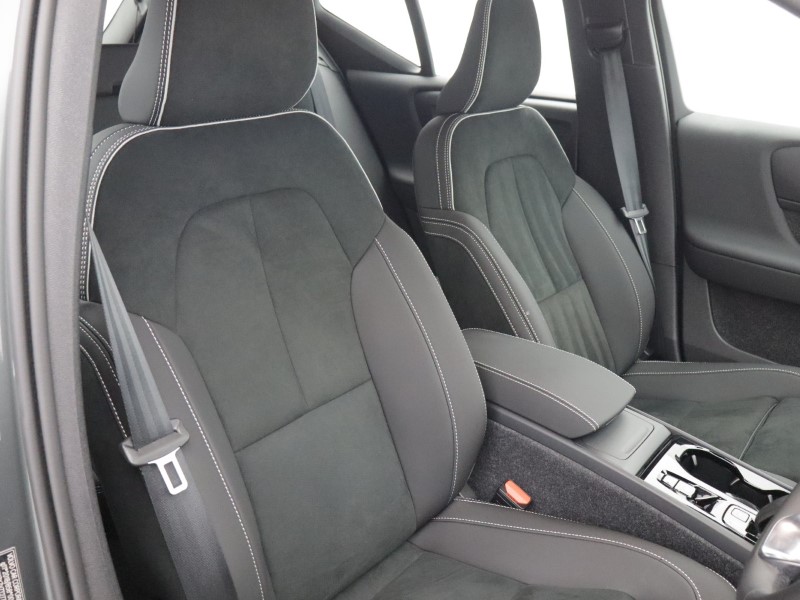 2026 (26) VOLVO XC40 2.0 B3P Plus Dark 5dr Auto 5429855