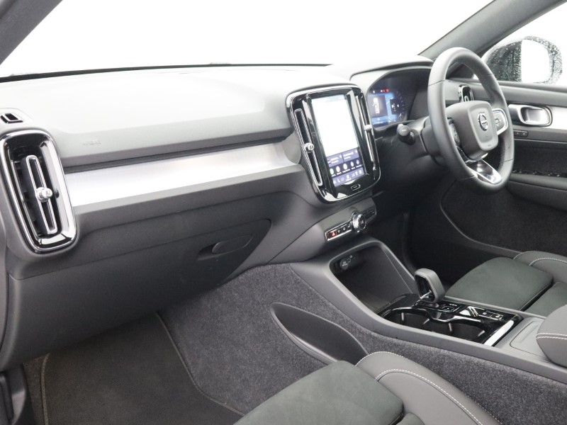 2026 (26) VOLVO XC40 2.0 B3P Plus Dark 5dr Auto 5429858