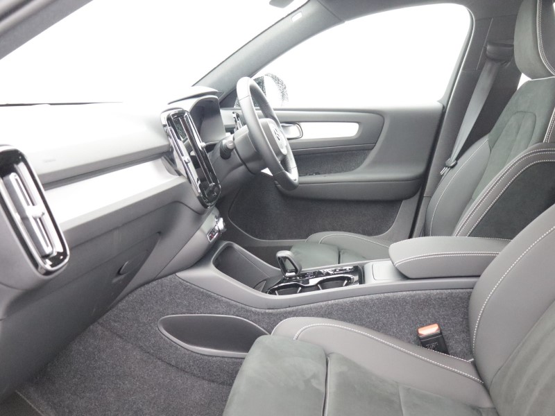 2026 (26) VOLVO XC40 2.0 B3P Plus Dark 5dr Auto 5429845