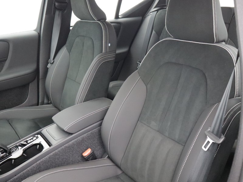 2026 (26) VOLVO XC40 2.0 B3P Plus Dark 5dr Auto 5429857