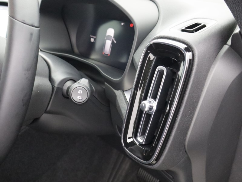 2026 (26) VOLVO XC40 2.0 B3P Plus Dark 5dr Auto 5429852