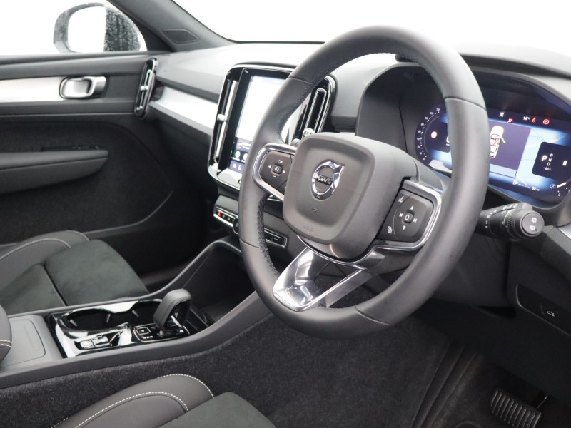 2026 (26) VOLVO XC40 2.0 B3P Plus Dark 5dr Auto 5429856