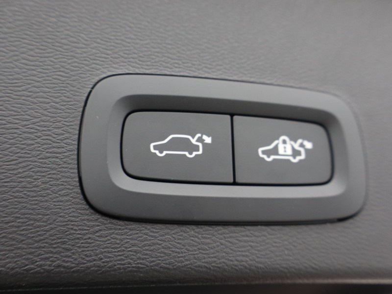 2026 (26) VOLVO XC40 2.0 B3P Plus Dark 5dr Auto 5429840