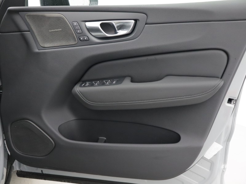 2026 (26) VOLVO XC60 2.0 B5P Plus Pro Black Edition 5dr AWD Geartronic 5174557