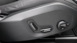 2026 (26) VOLVO XC60 2.0 B5P Plus Pro Black Edition 5dr AWD Geartronic 5174563